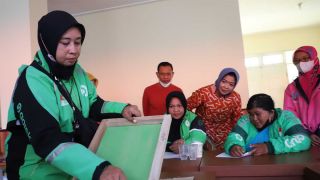 Asyik! Ojek Online Wanita Surabaya dapat Pelatihan Usaha - GenPI.co JATIM