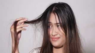 Cara Alami Kembalikan Warna Rambut, Bye Uban - GenPI.co JATIM