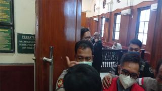 Keluar Ruang Sidang Pengadilan Negeri Surabaya, Mas Bechi Irit Bicara - GenPI.co JATIM