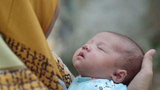 Ibu Muda Melahirkan di Toilet Pelabuhan Balikpapan, Bayi Meninggal - GenPI.co KALTIM