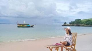 Menikmati Pasir Pink di Pantai Legui Kabupaten Lotim - GenPI.co NTB