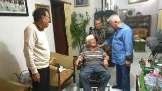 Beri Kursi Roda kepada Pensiunan ASN, Rachmat Hidayat: Wujud Syukur - GenPI.co NTB