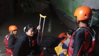Banjir di Pekanbaru, Tim Basarnas Lakukan Evakuasi Balita - GenPI.co RIAU
