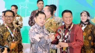 Unhas Makassar Terima Penghargaan Indonesia’s SDGs Action Awards 2022 - GenPI.co SULSEL