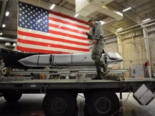 Begini Cara Amerika Serikat Mengirimkan Senjata ke Ukraina untuk Perang dengan Rusia - GenPI.co KALTIM
