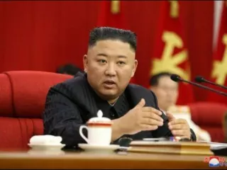 Warga Korea Utara Mengenakan Pin Kim Jong Un untuk Pertama Kalinya - GenPI.co