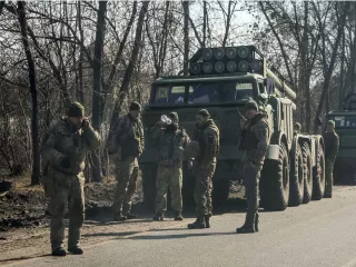 Medan Perang Memburuk, Pasukan Ukraina Mundur dan Menunggu Pasokan Senjata - GenPI.co