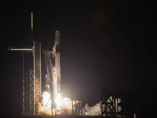 Pengembangan Roket SpaceX Tidak Pasti, Miliarder Jepang Batalkan Perjalanan ke Bulan - GenPI.co