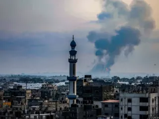 Perang Berkecamuk, Serangan Udara Israel Menewaskan 20 Orang di Gaza Tengah - GenPI.co JATENG