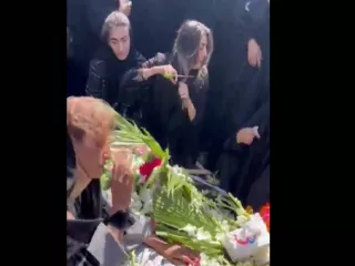 Protes Antihijab: Video Dramatis Wanita Iran Potong Rambut di Depan Jenazah Sang Kakak - GenPI.co