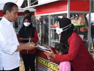 Blusukan ke Pasar, Jokowi Borong Cabai 5Kg, Uangnya 4 Lembar - GenPI.co