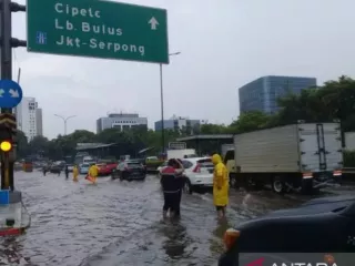 Banjir Bandang Genangi Jaksel, Personel Gabungan BPBD Turun Tangan - GenPI.co