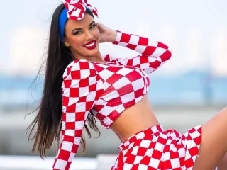 Tampil Terbuka di Laga Kroasia vs Brasil, Ivana Knoll Digiring Petugas - GenPI.co JABAR