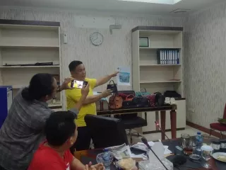 Istri Flexing, Sekda Provinsi Riau: Barang KW Harga Rp 2 Jutaan - GenPI.co