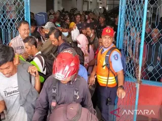 Pelabuhan Sampit Dipadati Pemudik, 532 Orang Bertolak ke Surabaya - GenPI.co JATENG