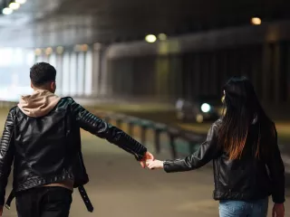 Tanda Kamu Menjalin Hubungan Biar Tidak Kesepian, Terlalu Takut Sendiri - GenPI.co