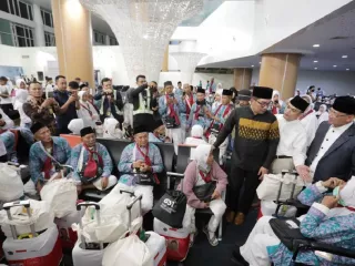 374 Jemaah Berangkat Haji dari BIJB, Ridwan Kamil Harap Ekonomi Jabar Bisa Tumbuh - GenPI.co JATIM