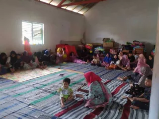 Ratusan Pengungsi Bencana Tanah Retak di Ponorogo Mulai Jenuh - GenPI.co
