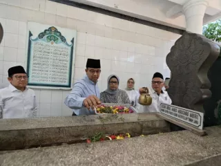 Anies Baswedan dan Cak Imin Ziarah ke Makam Pangeran Diponegoro di Makassar - GenPI.co KALBAR