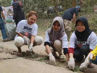 Manuver Berkelas Ganjar Muda Padjadjaran Bersihkan Kampung Langganan Banjir - GenPI.co BANTEN