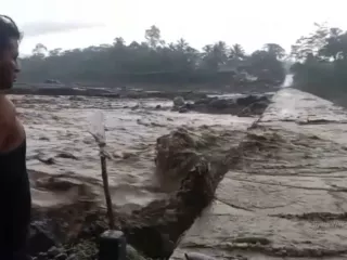 Hujan Deras, Gunung Semeru Banjir Lahir Dingin Selama 3 Jam - GenPI.co KALBAR