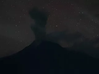 Tetap Waspada! Gunung Lewotobi Laki-Laki Meletus, Tinggi Kolom 500 Meter - GenPI.co KEPRI