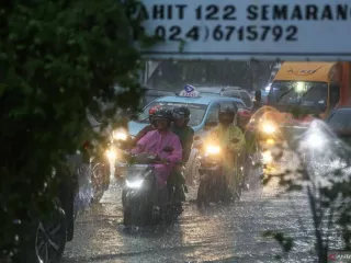 BMKG: Sejumlah Kota Besar Berpotensi Hujan Ringan hingga Lebat Disertai Kilat dan Angin Kencang - GenPI.co JATIM