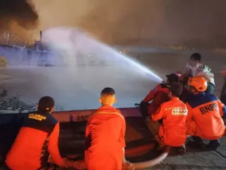 Waduh! Kapal di Pelabuhan Perikanan Samudra Cilacap Terbakar - GenPI.co KALTIM