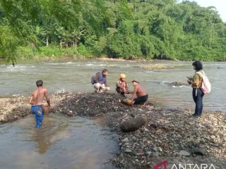 Air Sungai Ciliwung di Bogor Berbusa, DLH Ungkap Penyebabnya - GenPI.co JATENG