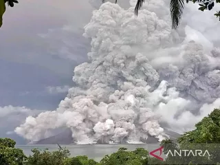 Gunung Ruang Meletus, Muntahkan Abu Vulkanik Setinggi 5 Km - GenPI.co BALI