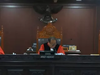 Pertanyakan Keabsahan Tanda Tangan Surya Paloh, Hakim MK: Kok Beda Sekali - GenPI.co BANTEN