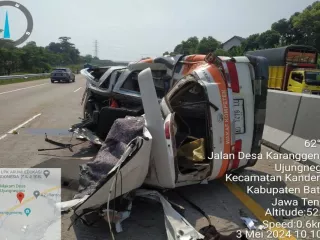 Ambulans Tabrak Truk di Jalan Tol Batang Semarang, 1 Orang Meninggal - GenPI.co BANTEN