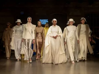 Gandeng Supermodel Halima Aden, Buttonscarves Tampil di Istanbul Modest Fashion Week - GenPI.co JATIM