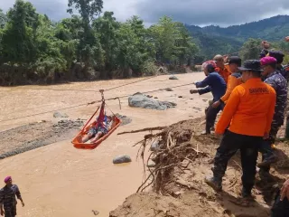 8 Warga Terisolasi Akibat Banjir di Luwu, Ini Kondisinya - GenPI.co
