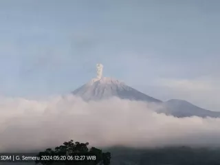 Gunung Semeru Meletus Lagi, Lontarkan Abu Vulkanik Setinggi 800 Meter - GenPI.co JATIM
