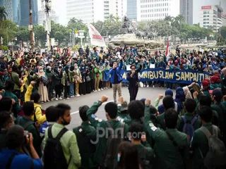 Demo Tolak RUU TNI, BEM SI Kerakyatan: Pengesahan Ugal-ugalan - GenPI.co JATIM