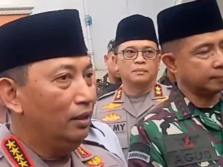 Datangi Rumah Polisi Korban Penembakan di Lampung, Ini Janji Kapolri dan Panglima TNI - GenPI.co KALBAR