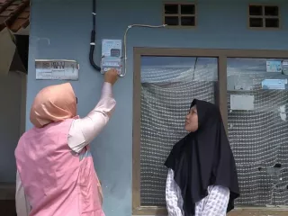 Kurangi Kesenjangan, Warga Prasejahtera di Jabar Terima Pemasangan Listrik Gratis - GenPI.co KALBAR