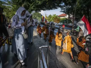 Kelelahan di Temanggung, Biksu Thudong Diantar Pakai Truk ke Magelang - GenPI.co KEPRI