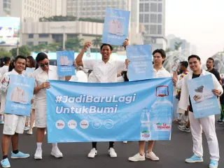 Gandeng Pijak Bumi dan Kivee, Le Minerale Ubah Botol Plastik Bekas Jadi Produk Fashion - GenPI.co BALI
