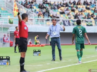Ngamuk Bali United Kalah, Teco Desak Banyak Wasit Asing Pimpin Liga 1 - GenPI.co