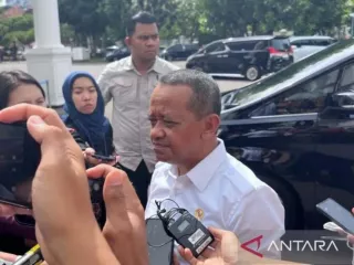 Rocky Gerung Usul Kabinet Dirombak, Jawaban Bahlil Lahadalia dan Airlangga Beda - GenPI.co BALI