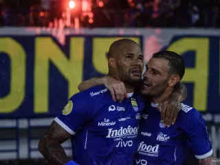 Setelah Persembahkan Gelar Juara Liga 1, Semua Pemain Asing Persib Hengkang - GenPI.co