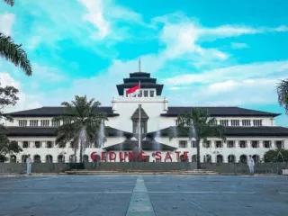 Pemprov Jawa Barat Minta Kabupaten dan Kota Nurut, Rapat di Hotel Masih Dilarang - GenPI.co