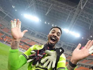 Kontrak Diperpanjang, Kiper Persija Jakarta Carlos Eduardo Ingin Rasakan Juara - GenPI.co