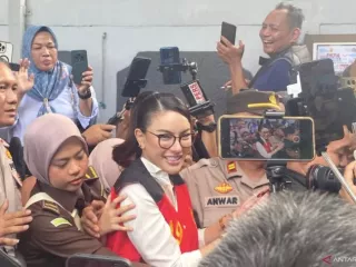 Tangan Diborgol, Nikita Mirzani Sebut JPU Tidak Cermat - GenPI.co KALTIM