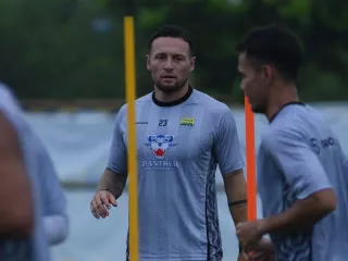Merasa Cinta Terbalas, Marc Klok Ingin Pensiun di Persib - GenPI.co BALI
