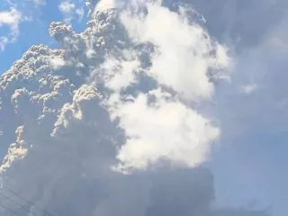 Gunung Lewotobi Laki-Laki Erupsi Setinggi 18.000 M, Aktivitas Dilarang Radius 7 Km - GenPI.co JATIM
