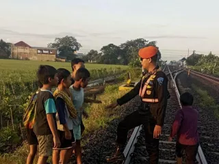 KAI Peringatkan Bahaya Bermain di Sekitar Rel Kereta - GenPI.co JATIM