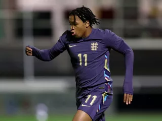 Ikut Regulasi FA, Rio Ngumoha Dilarang Pakai Ruang Ganti Utama Liverpool - GenPI.co